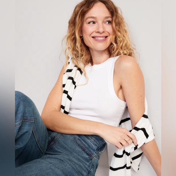 White Snug crop tank top - Picture 5 of 5